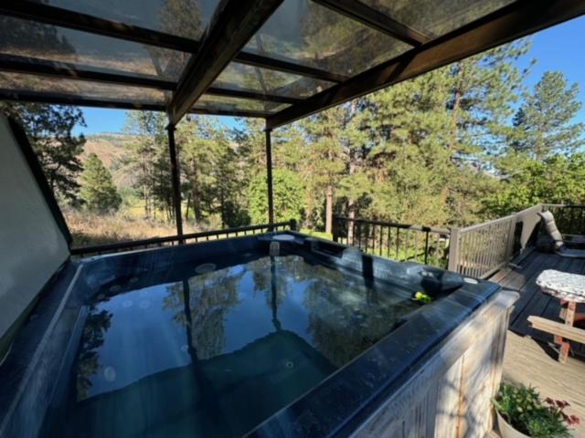 Hummingbird Hill Resort: Hot Tub, Views, Wildlife, 3D movies, Hiking, Bikes, Sleds, Games, Kids & Pets Love It view 4