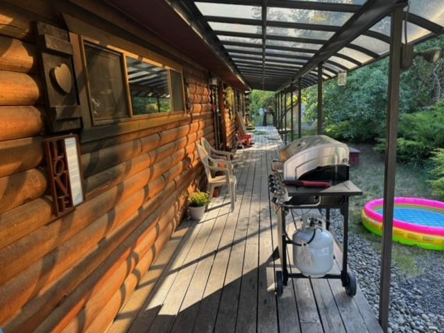 Hummingbird Hill Resort: Hot Tub, Views, Wildlife, 3D movies, Hiking, Bikes, Sleds, Games, Kids & Pets Love It view 3