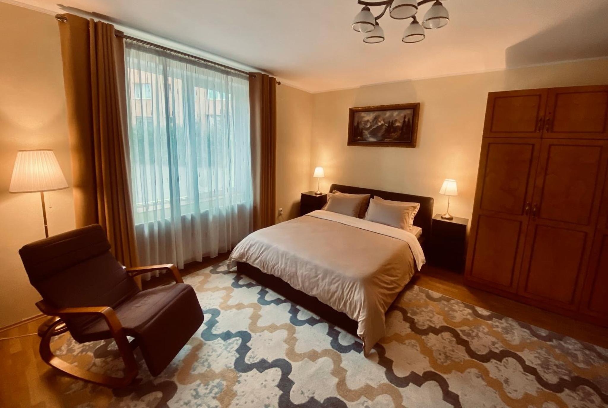 Cozy Corner Guesthouse - Civic Center, free Parking, garden with BBQ view 3