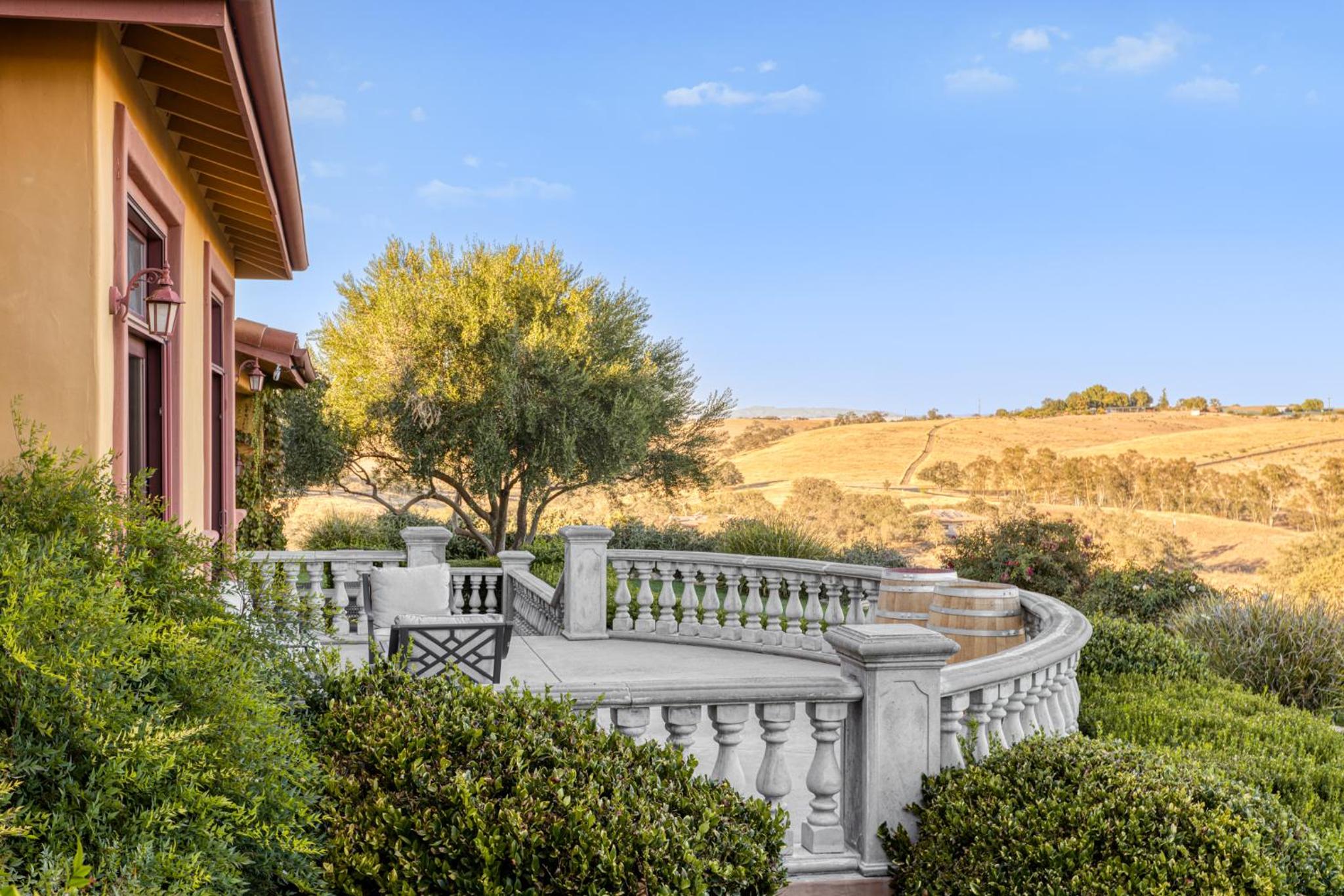 Dresser Winery Estate Villa view 4