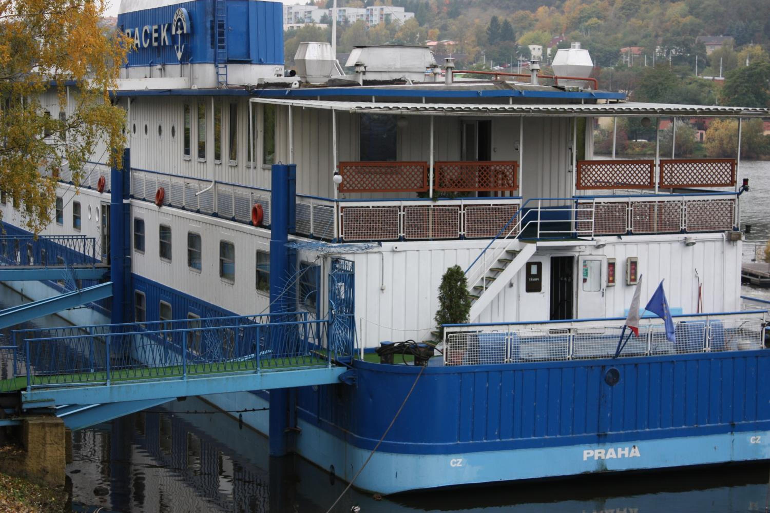 Botel Racek