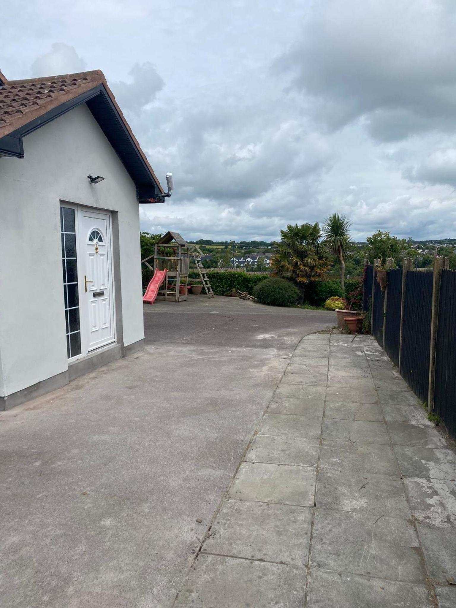 Mini-Apt Carrigaline, 2min to town 1 Bed & Sofa Bed Sleeps 4 view 3