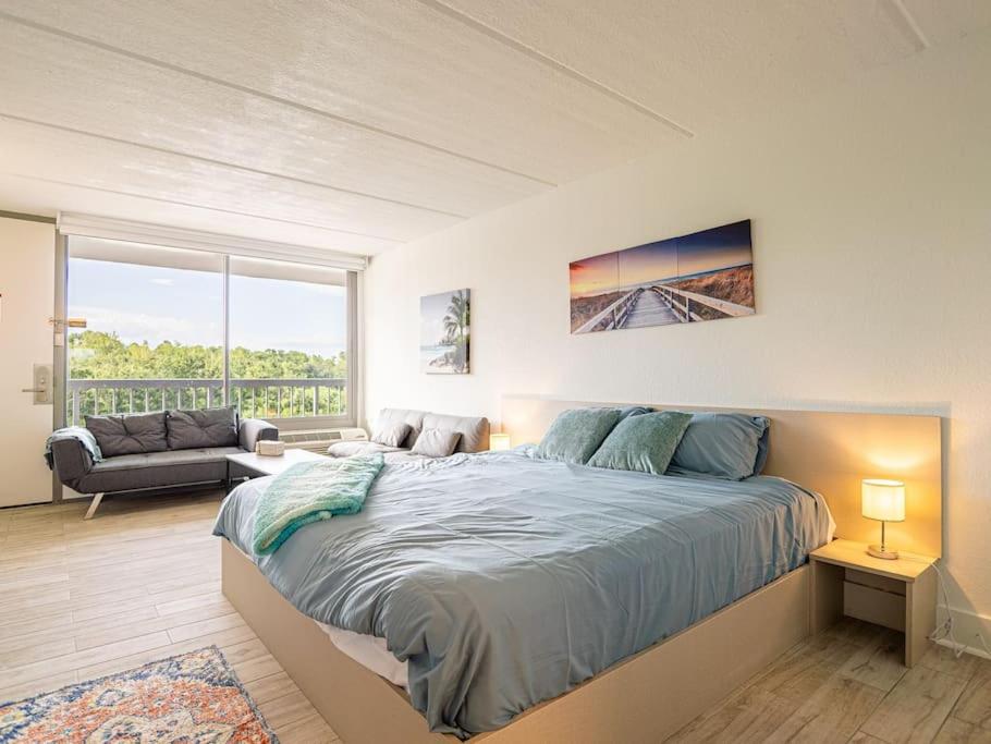 Orlando 1BR comfort With Lake view minutes to Disney Parks view 4