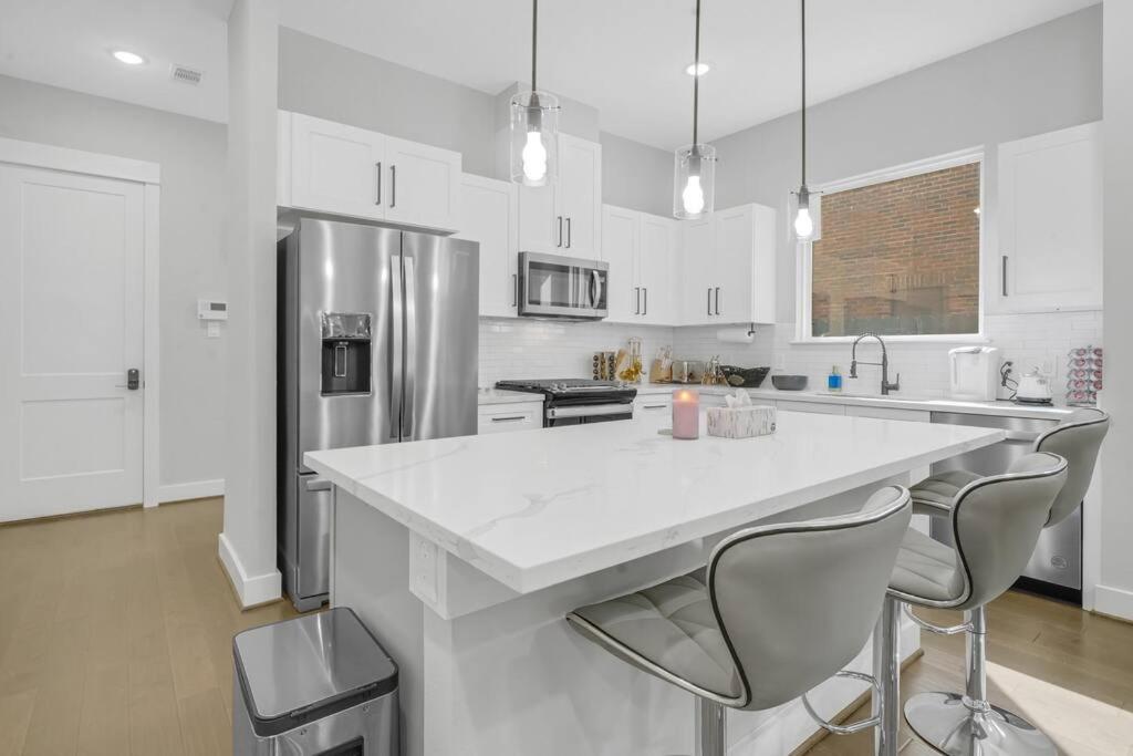 Gray Lux Hse 3BR 3 and half Ba MedCenter DownTWN HotTub view 4