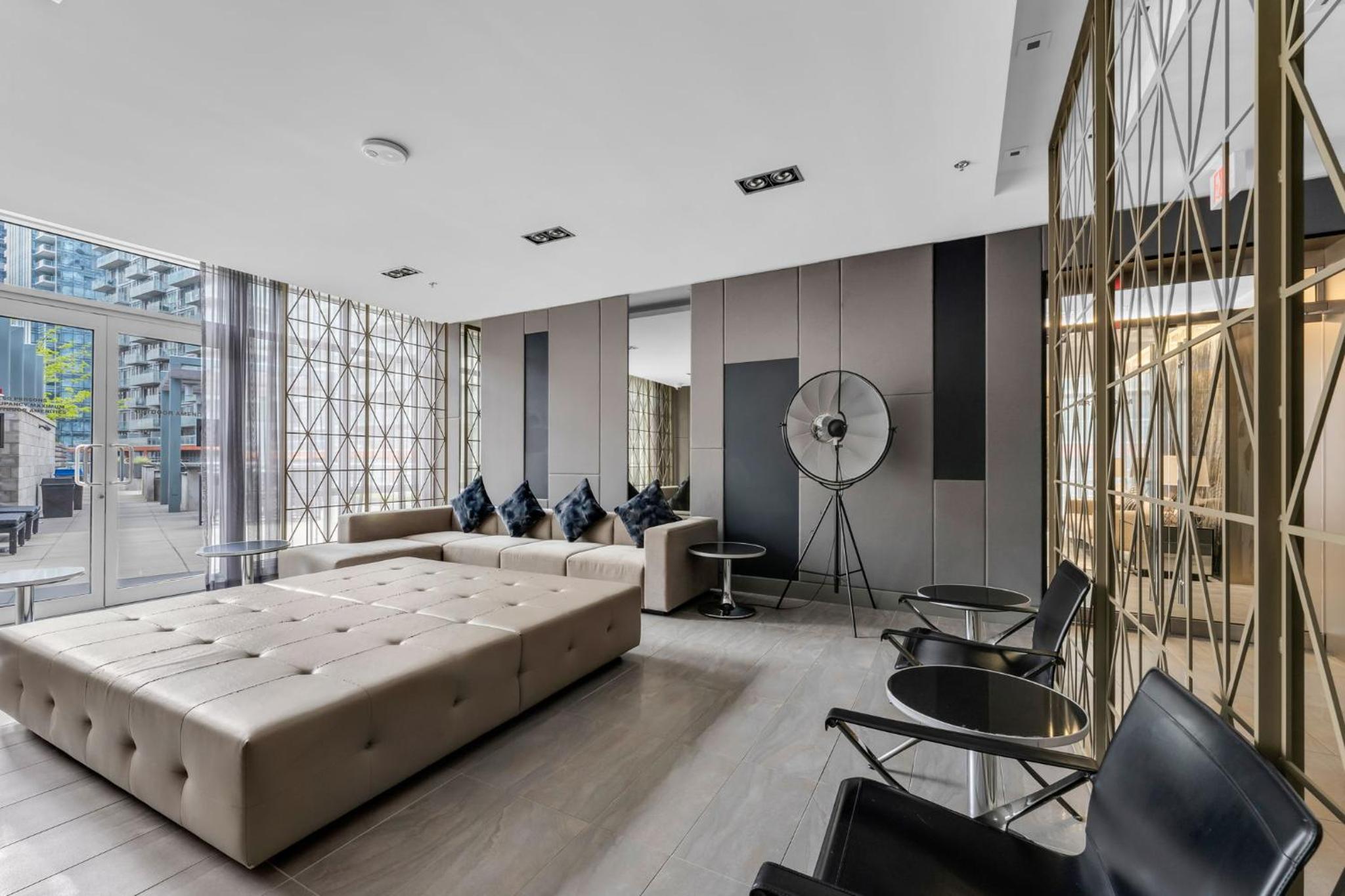 Deluxe 1BR Suite with bird's eye CN Tower Views