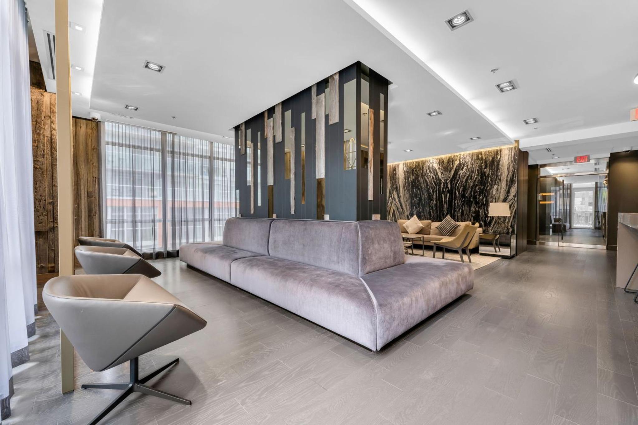 Deluxe 1BR Suite with bird's eye CN Tower Views