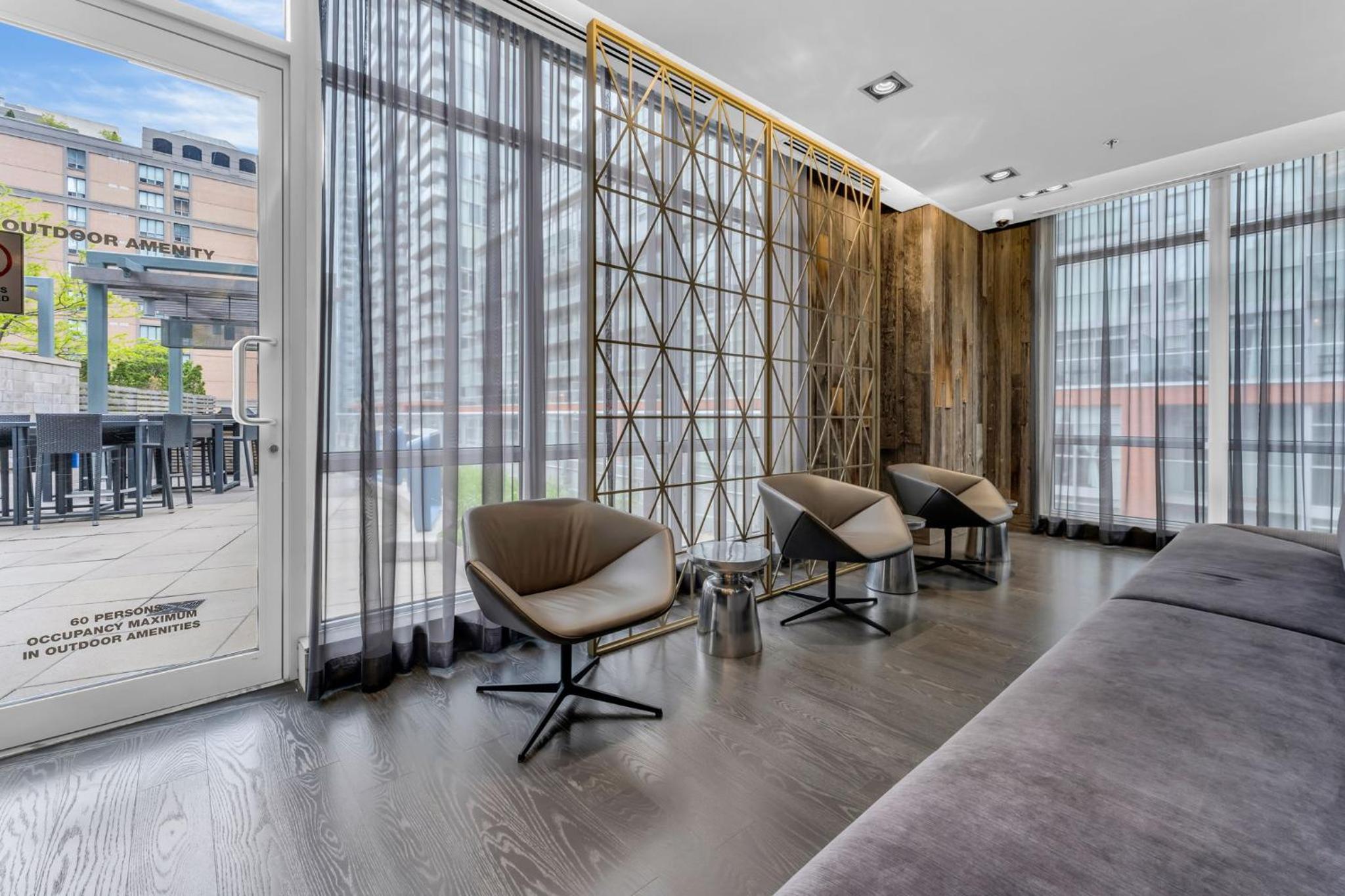 Deluxe 1BR Suite with bird's eye CN Tower Views