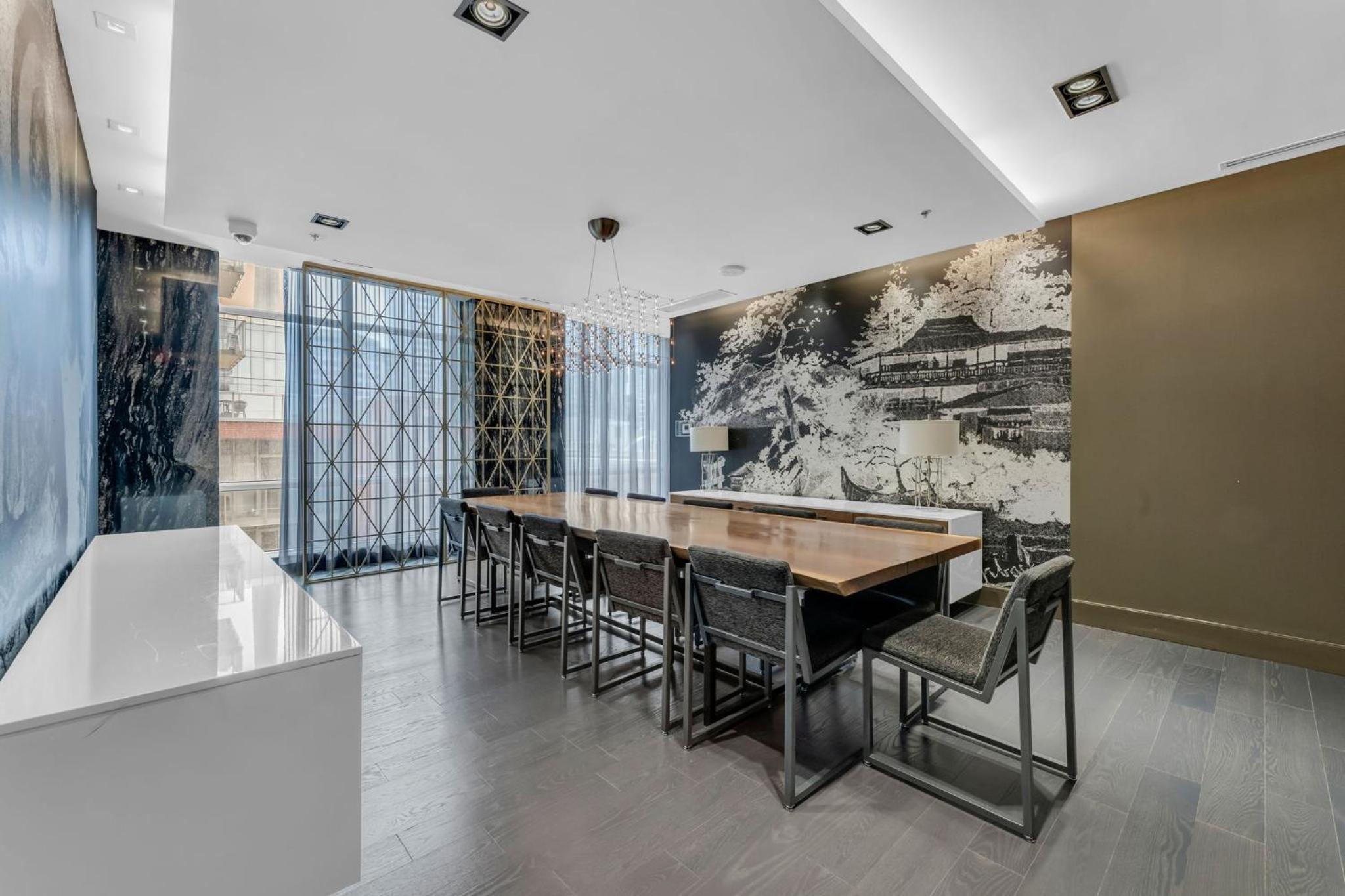 Deluxe 1BR Suite with bird's eye CN Tower Views