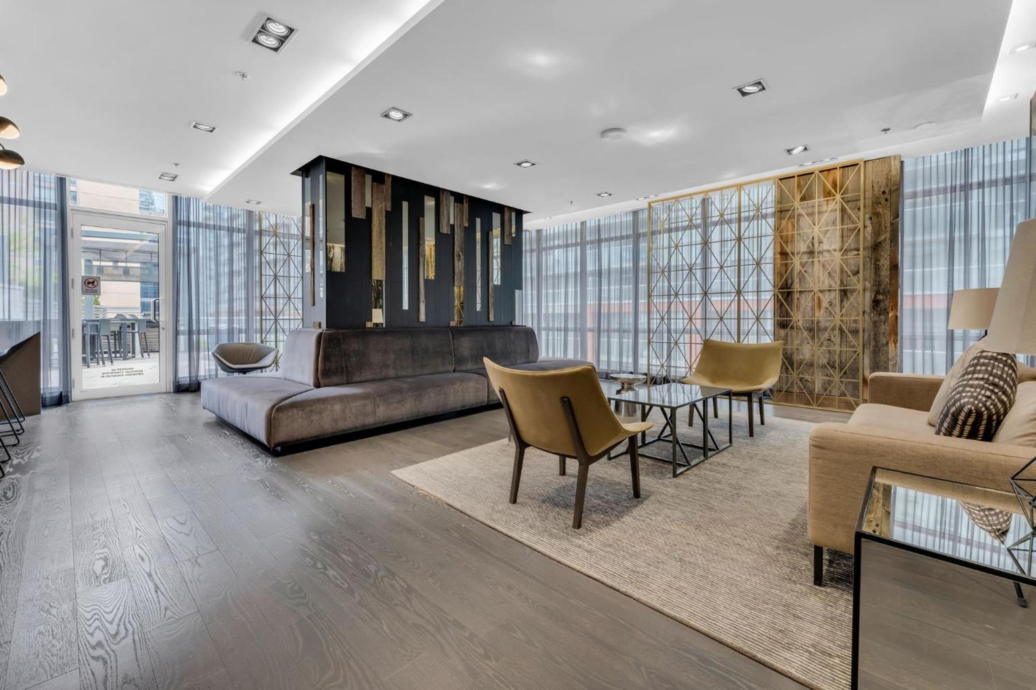 Deluxe 1BR Suite with bird's eye CN Tower Views
