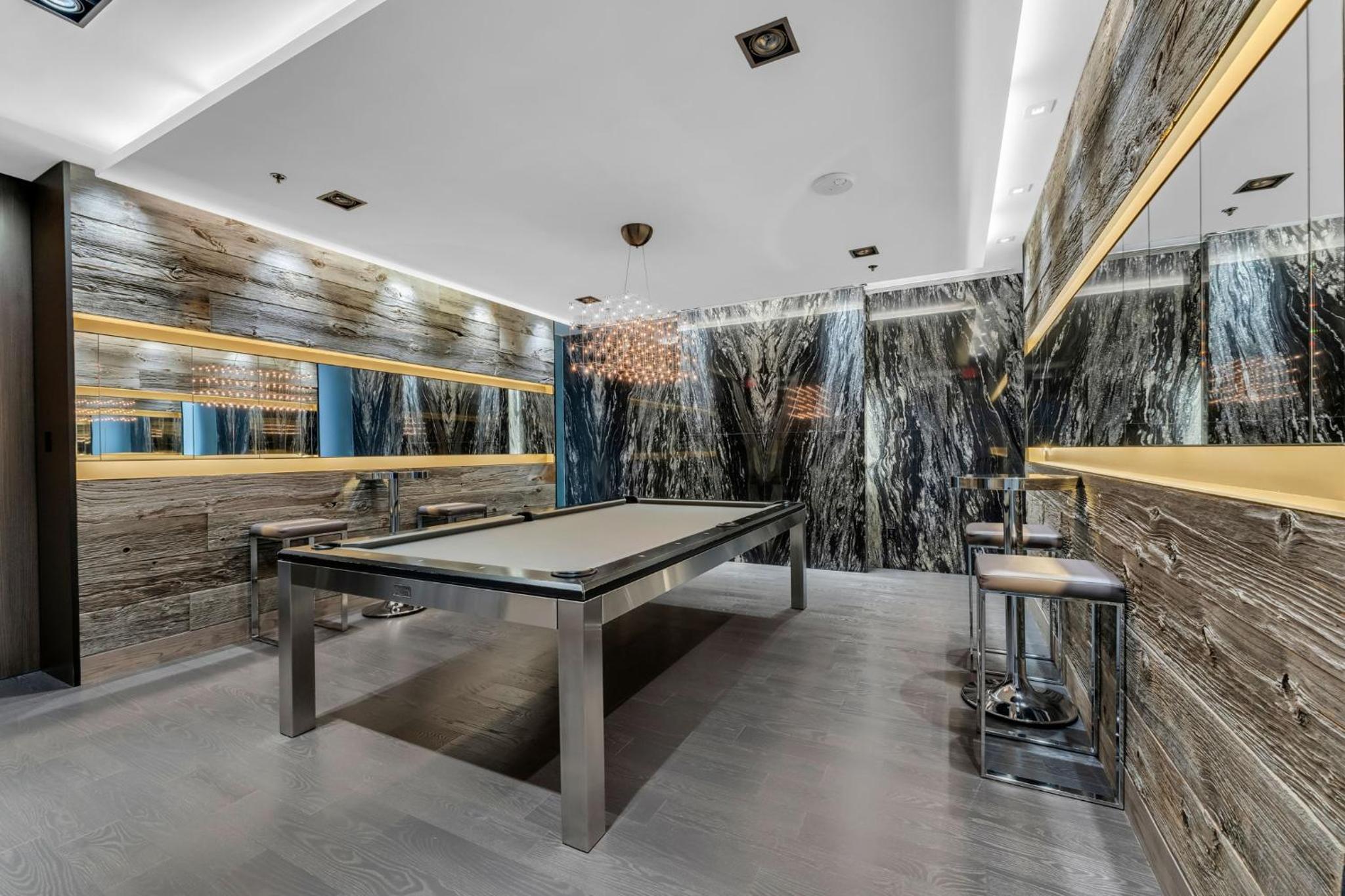 Deluxe 1BR Suite with bird's eye CN Tower Views