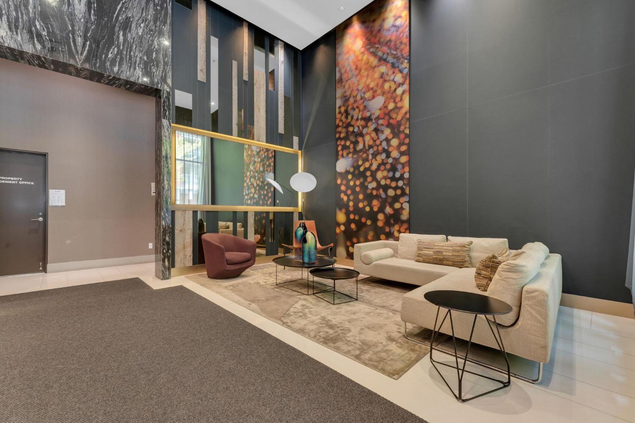 Deluxe 1BR Suite with bird's eye CN Tower Views