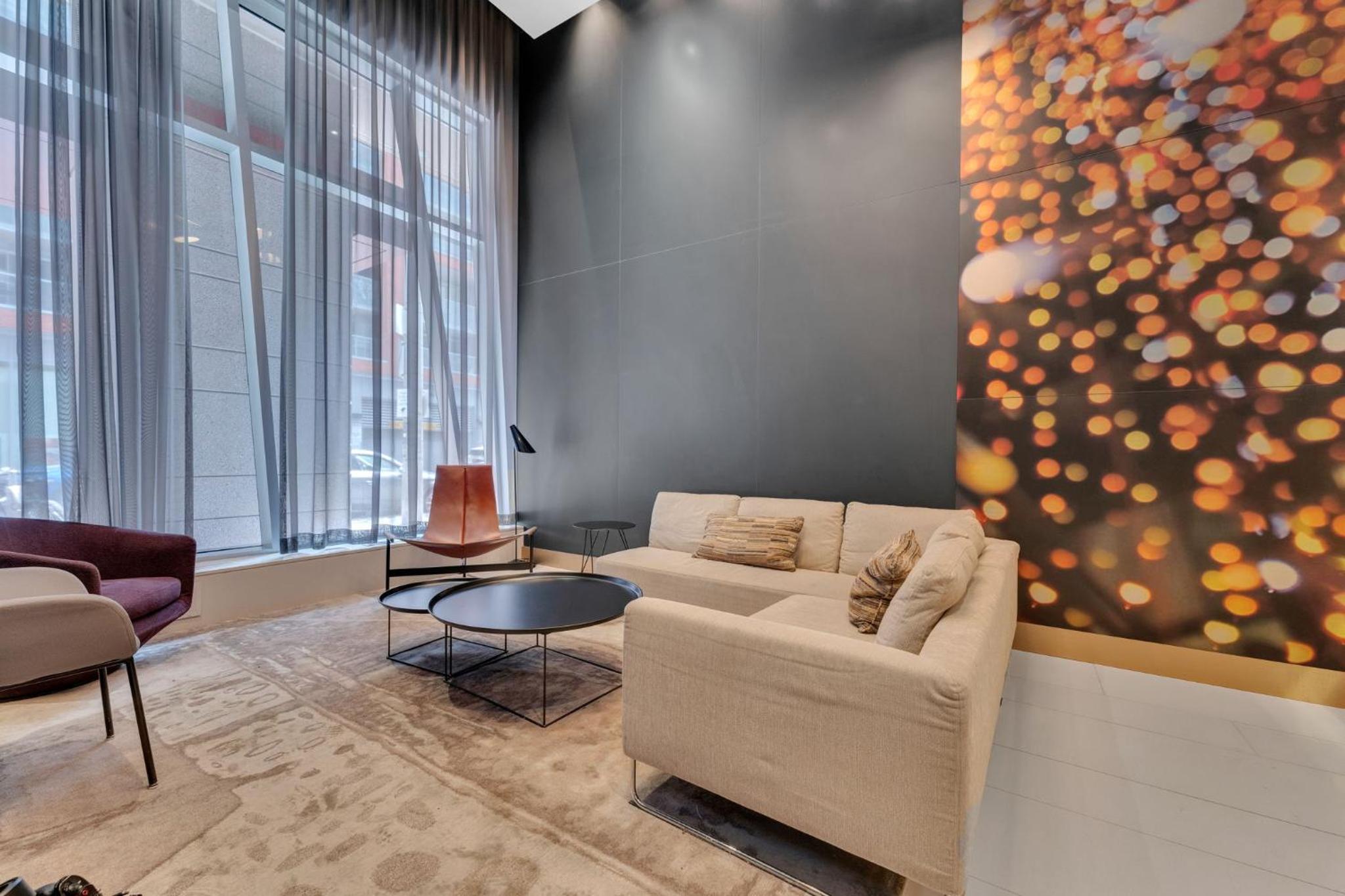 Deluxe 1BR Suite with bird's eye CN Tower Views