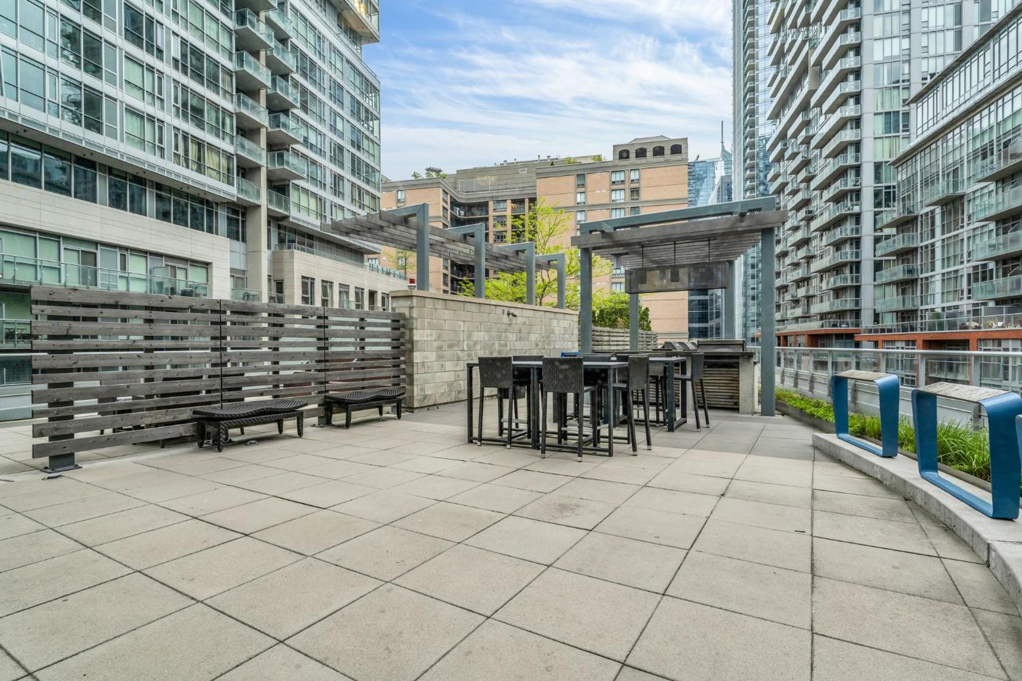 Deluxe 1BR Suite with bird's eye CN Tower Views