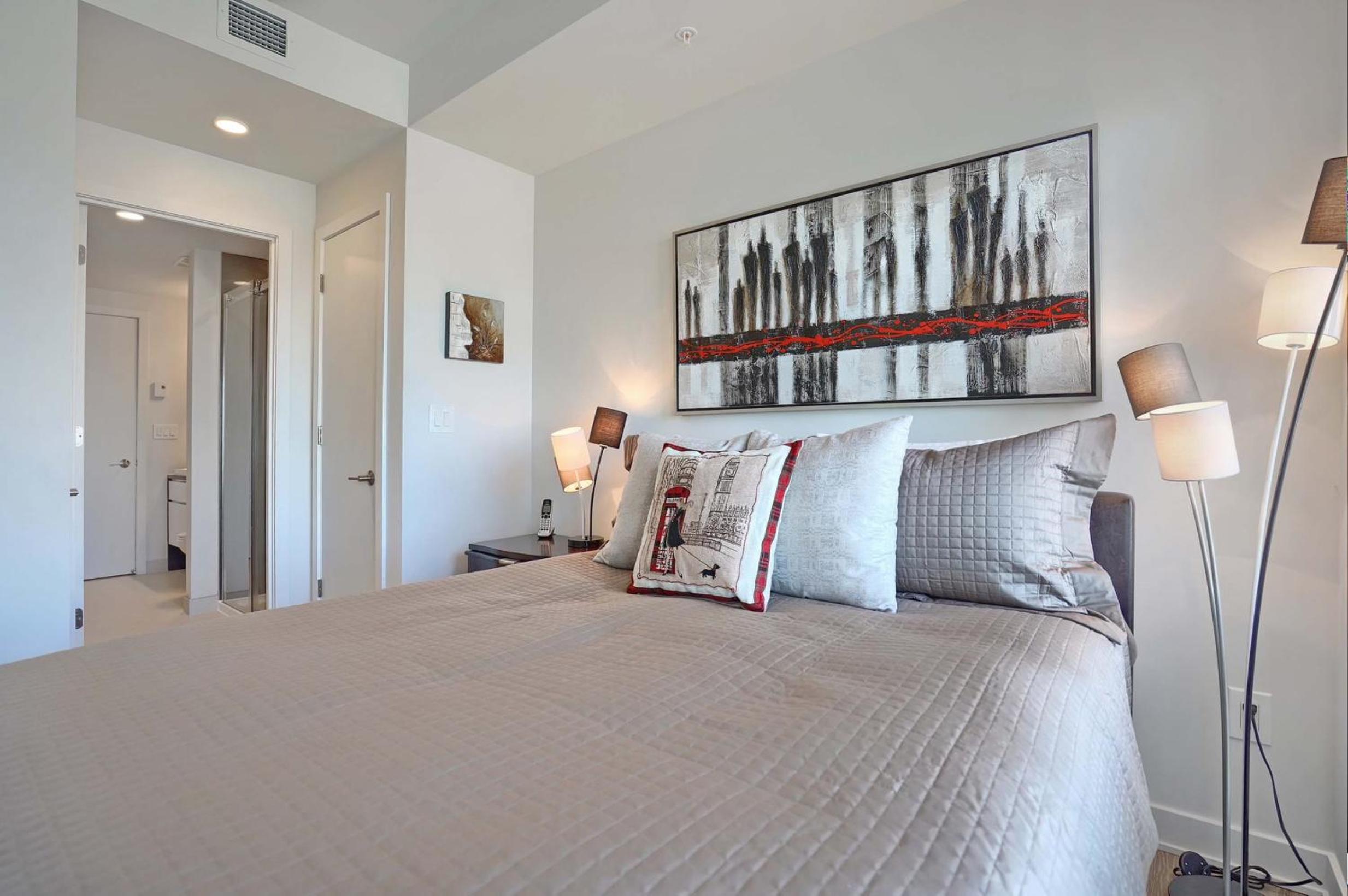 Spectacular Skyline Views - Downtown Montreal - Luxury Condo & Penthouse