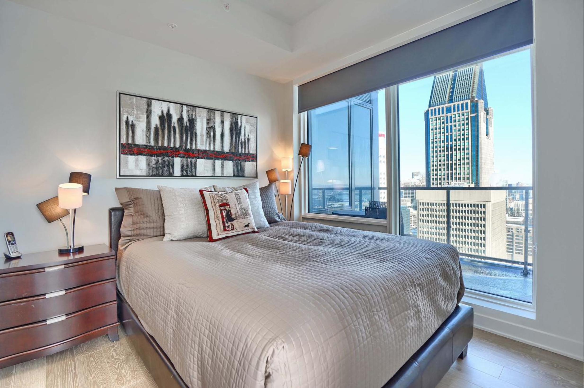 Spectacular Skyline Views - Downtown Montreal - Luxury Condo & Penthouse