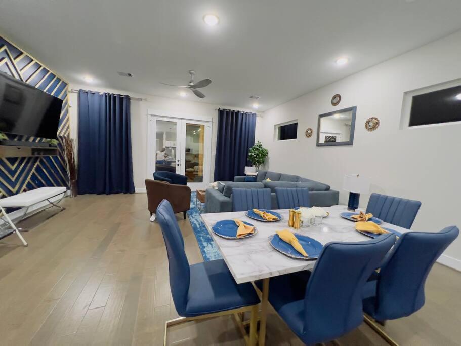 Spacious Villa 3BR 3 and half Ba MedCenter DWNTWN HotTub view 3