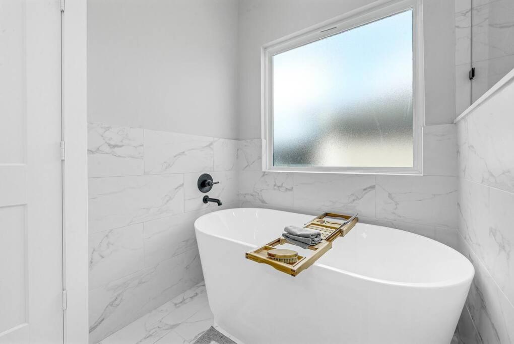 Spacious Villa 3BR 3 and half Ba MedCenter DWNTWN HotTub view 4