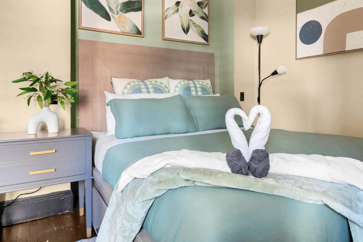 Cozy 2BR Apartment with Gym and Walk to Times Square