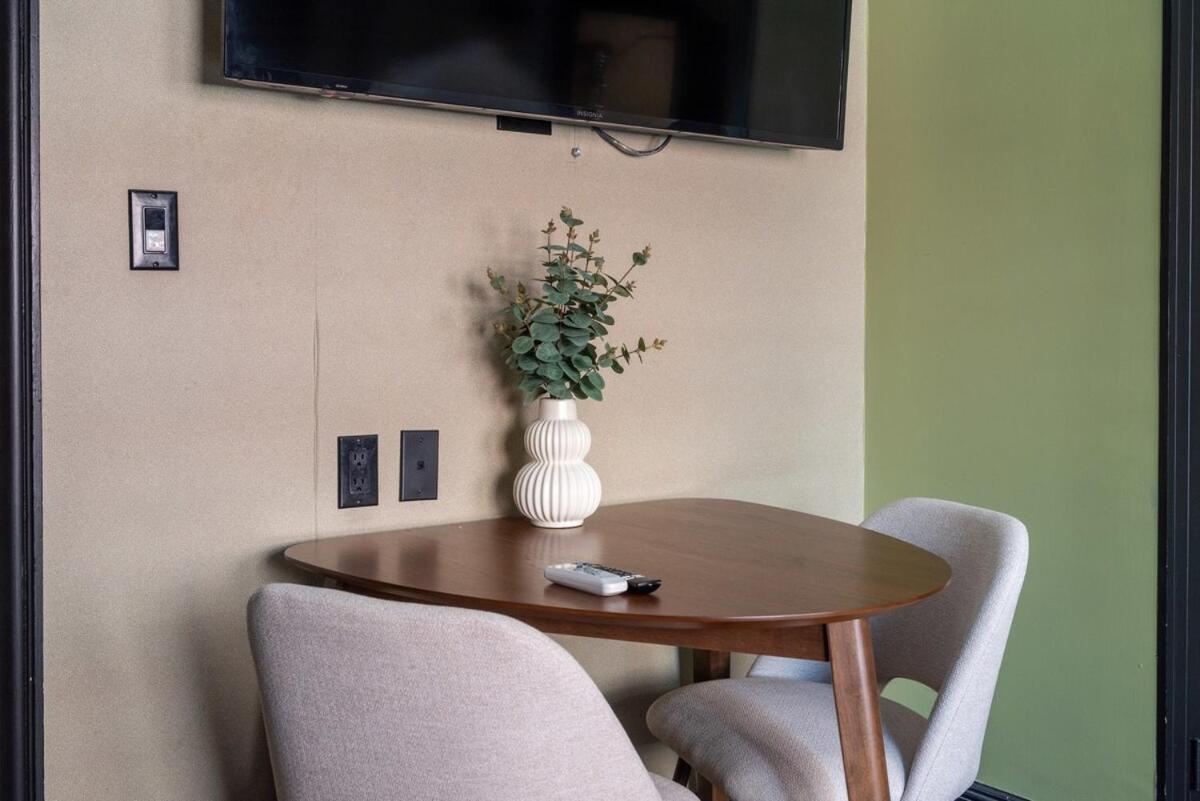 Cozy 2BR Apartment with Gym and Walk to Times Square