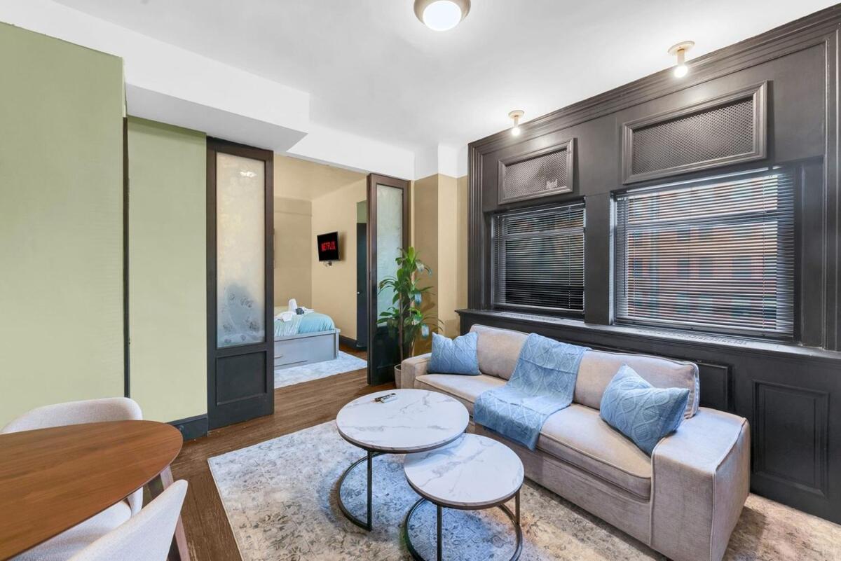 Cozy 2BR Apartment with Gym and Walk to Times Square