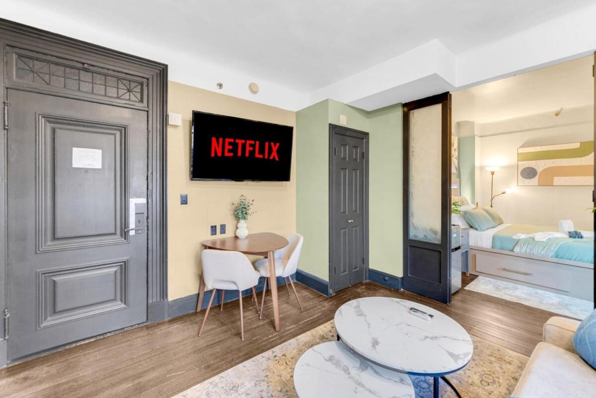Cozy 2BR Apartment with Gym and Walk to Times Square