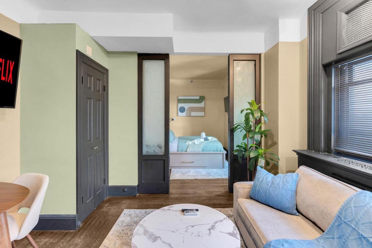 Cozy 2BR Apartment with Gym and Walk to Times Square