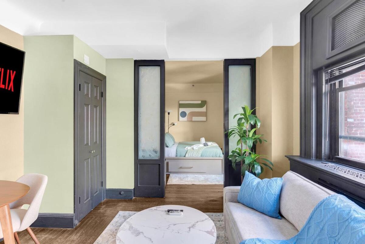 Cozy 2BR Apartment with Gym and Walk to Times Square
