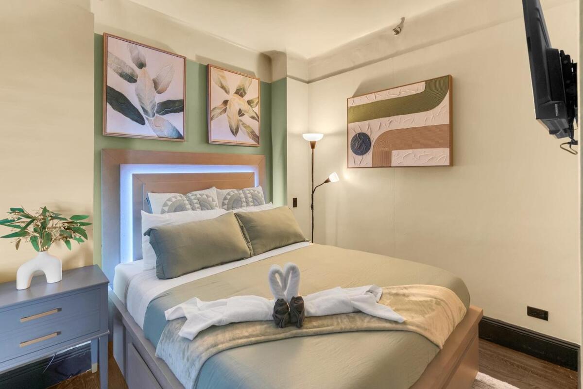 Cozy 2BR Apartment with Gym and Walk to Times Square