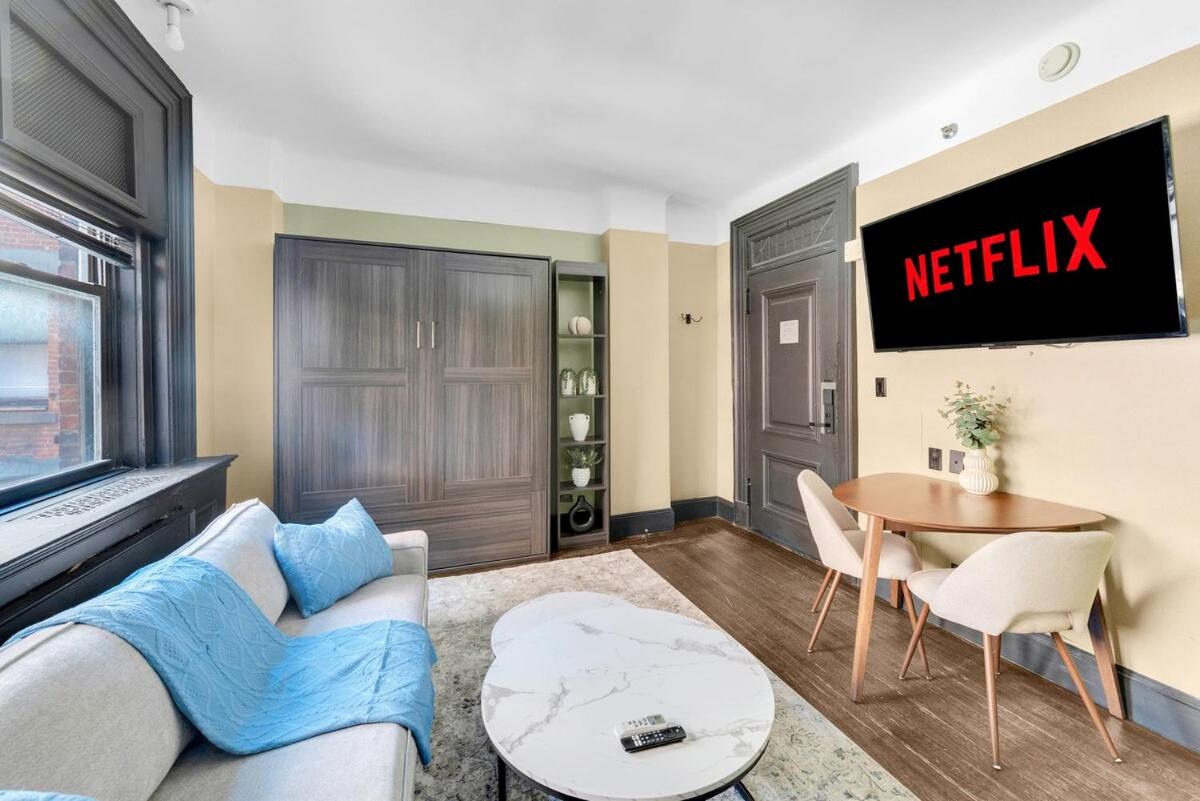Cozy 2BR Apartment with Gym and Walk to Times Square