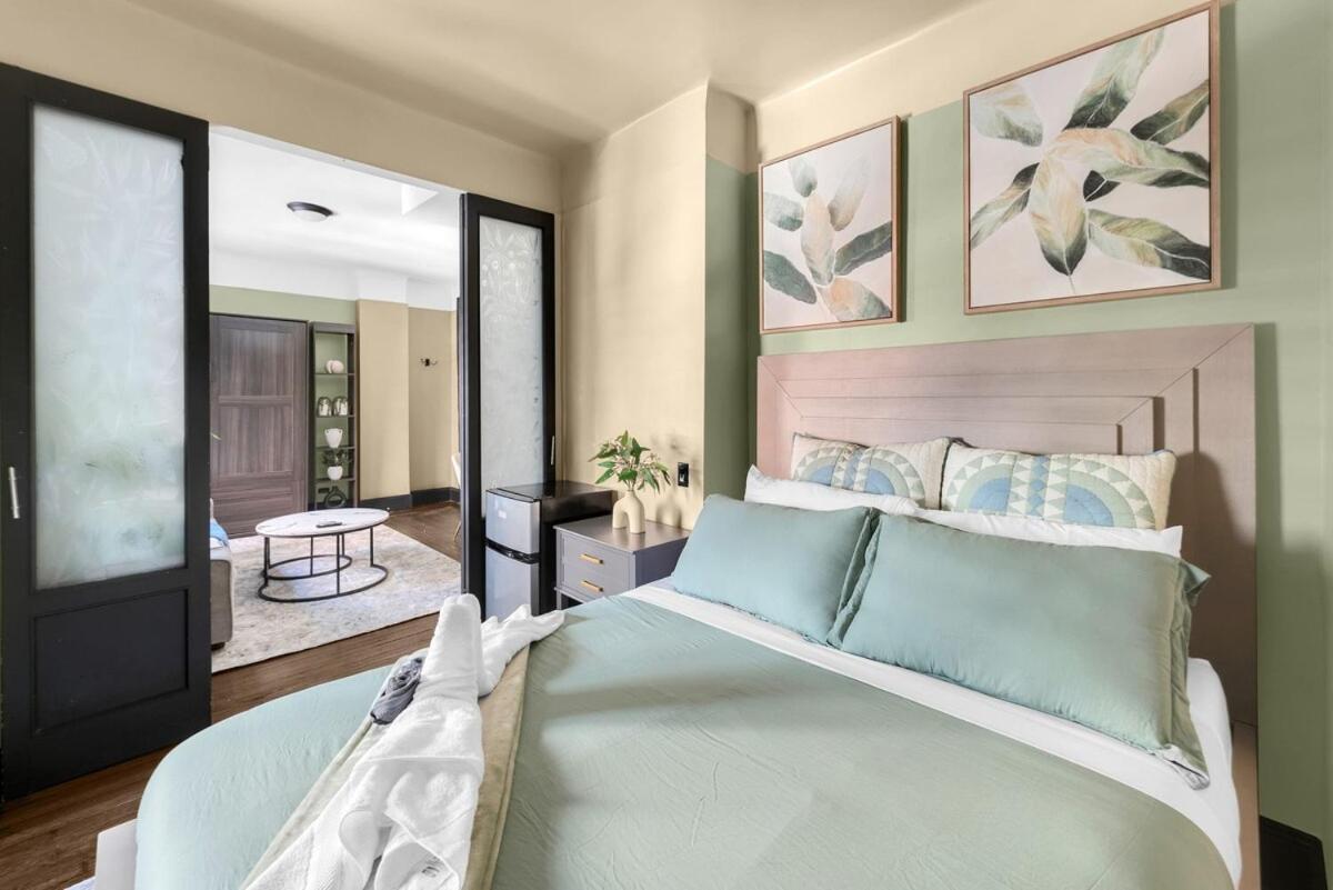 Cozy 2BR Apartment with Gym and Walk to Times Square