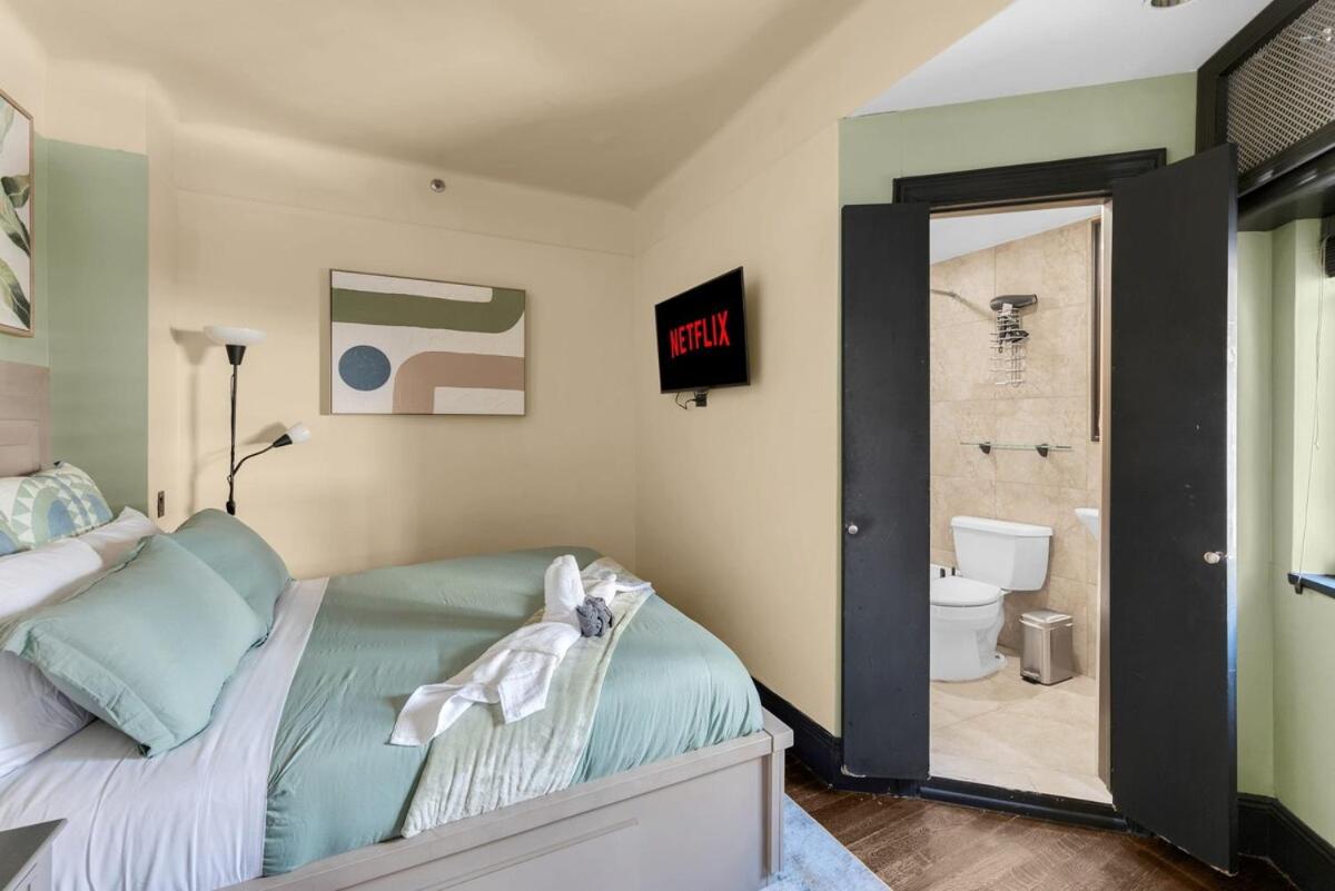 Cozy 2BR Apartment with Gym and Walk to Times Square