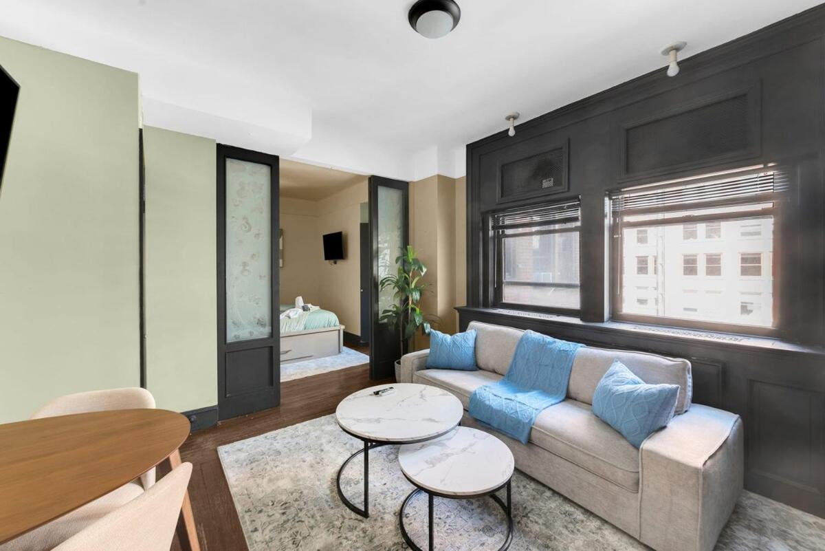 Cozy 2BR Apartment with Gym and Walk to Times Square