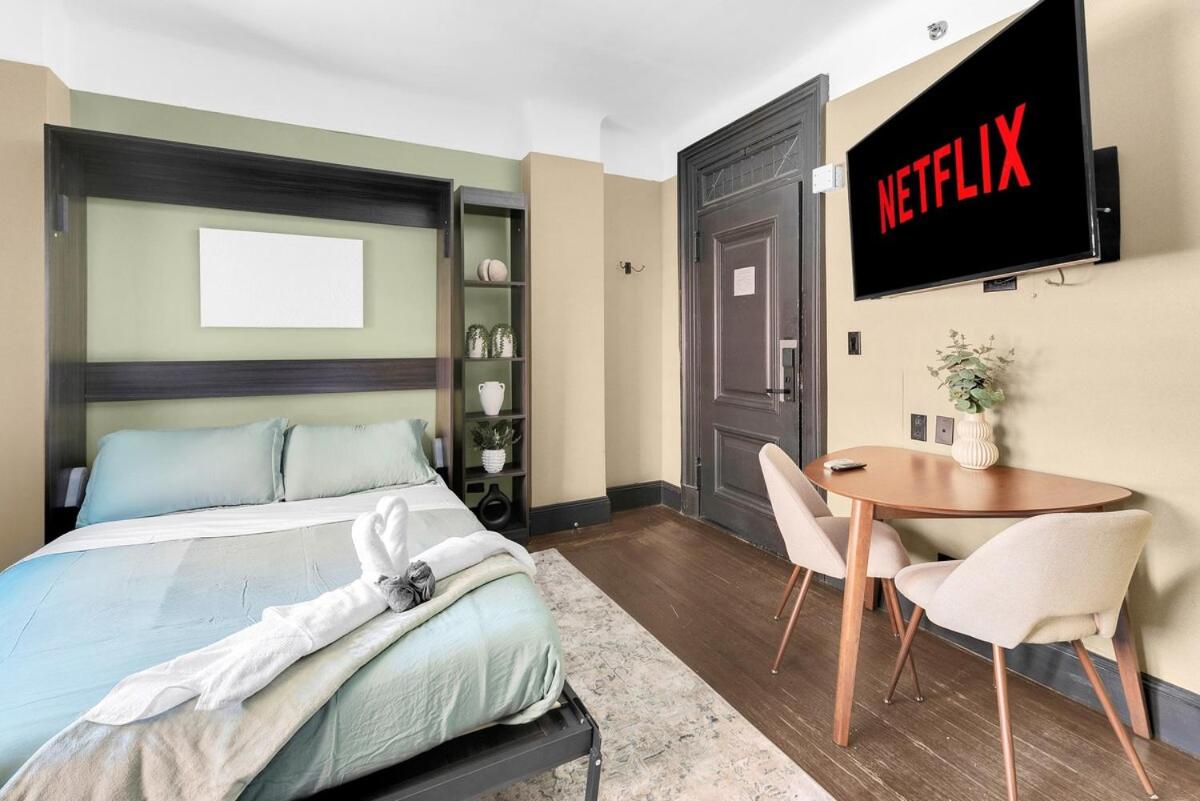 Cozy 2BR Apartment with Gym and Walk to Times Square