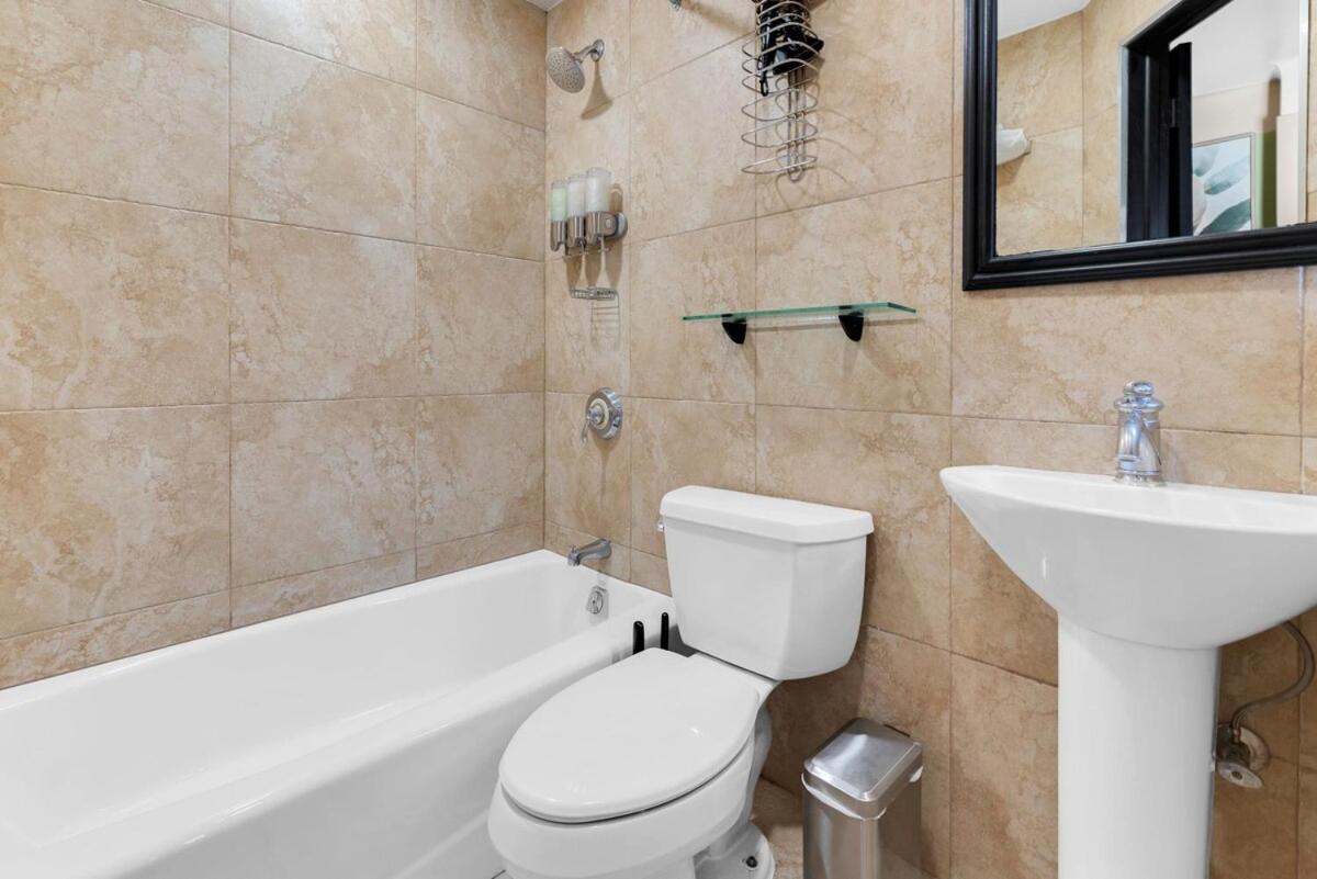 Cozy 2BR Apartment with Gym and Walk to Times Square