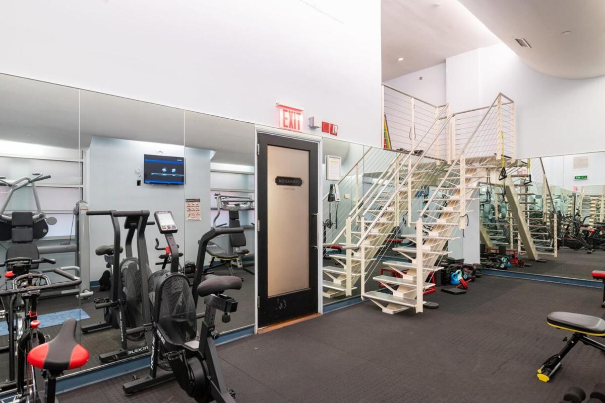Cozy 2BR Apartment with Gym and Walk to Times Square