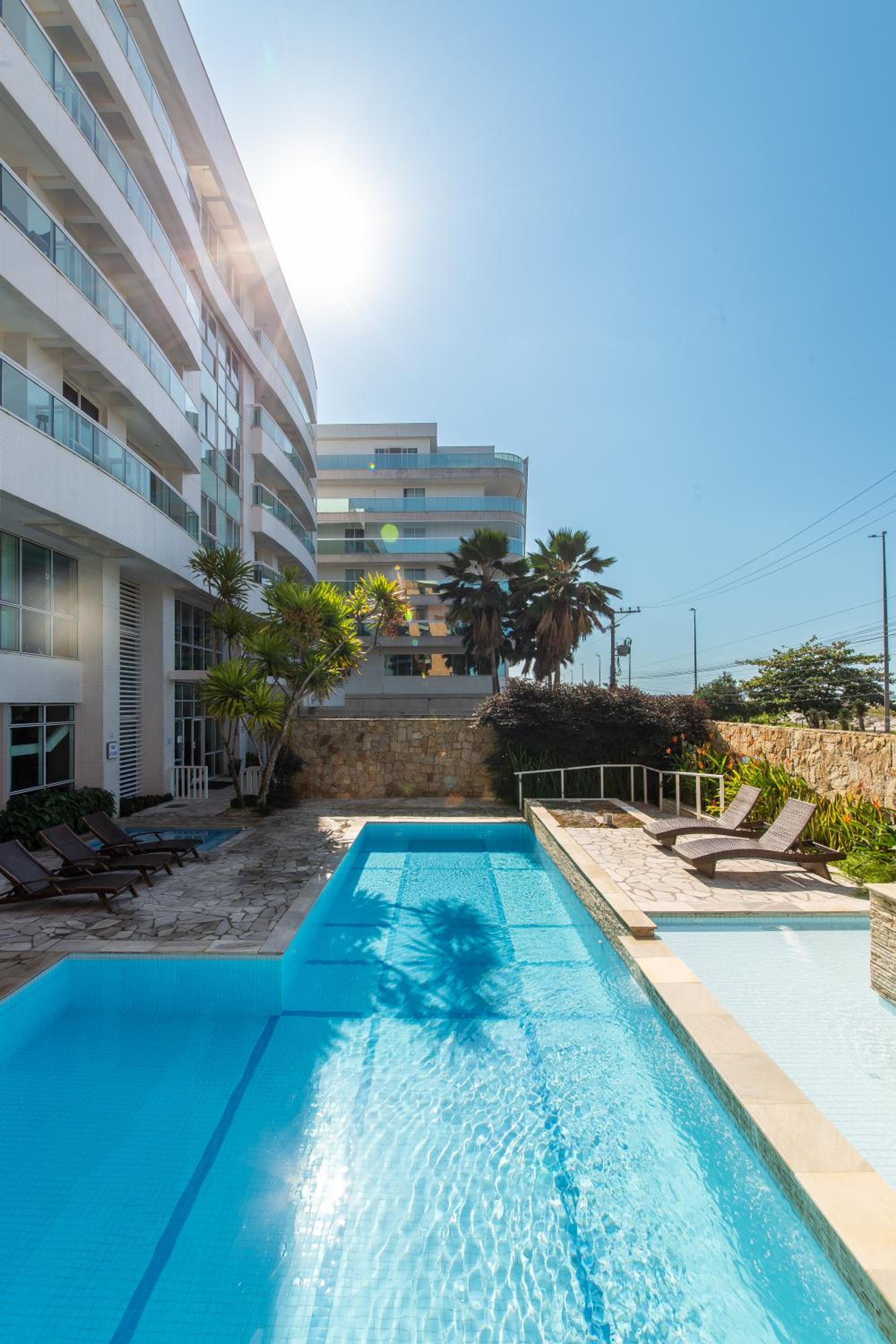 Apto a passos da Praia do Forte c/ Piscina e Hidro