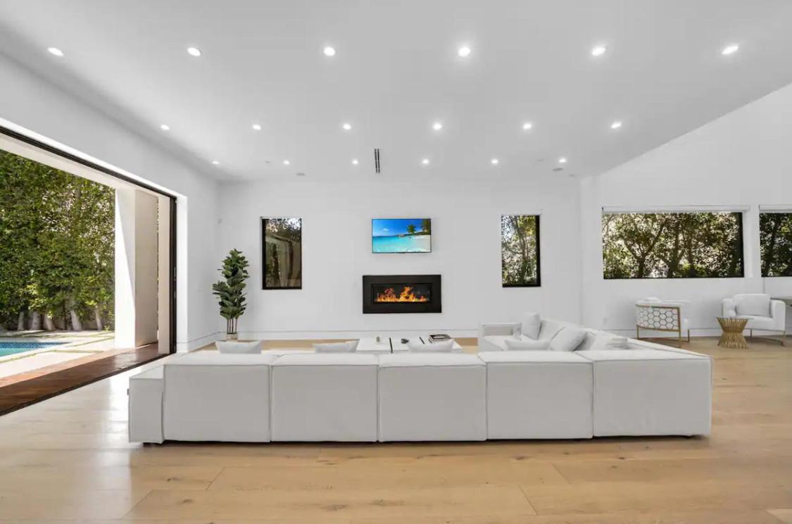 Luxurious Retreat - Modern House with Pool