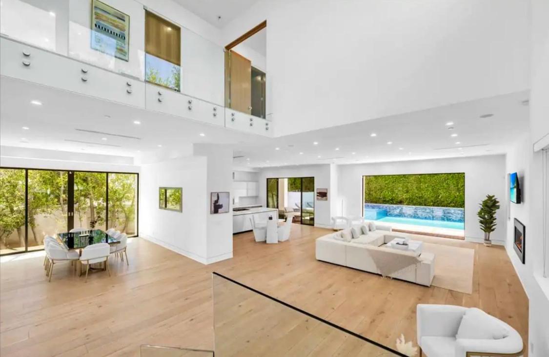 Luxurious Retreat - Modern House with Pool