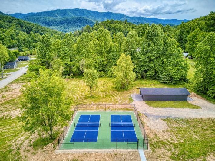 Serenity Cottage, Pickleball Court, Creek, WIFI, Mountain Views, Starting at 79
