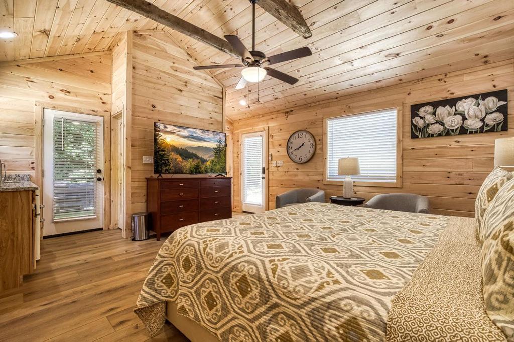 Serenity Cottage, Pickleball Court, Creek, WIFI, Mountain Views, Starting at 79