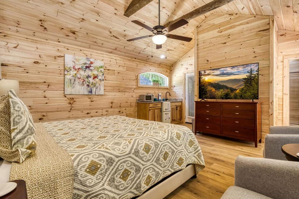 Serenity Cottage, Pickleball Court, Creek, WIFI, Mountain Views, Starting at 79