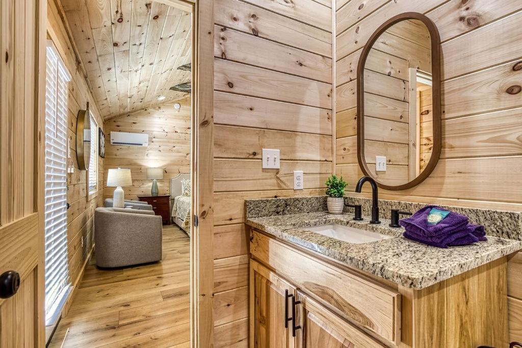 Serenity Cottage, Pickleball Court, Creek, WIFI, Mountain Views, Starting at 79
