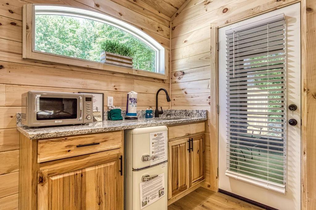 Serenity Cottage, Pickleball Court, Creek, WIFI, Mountain Views, Starting at 79