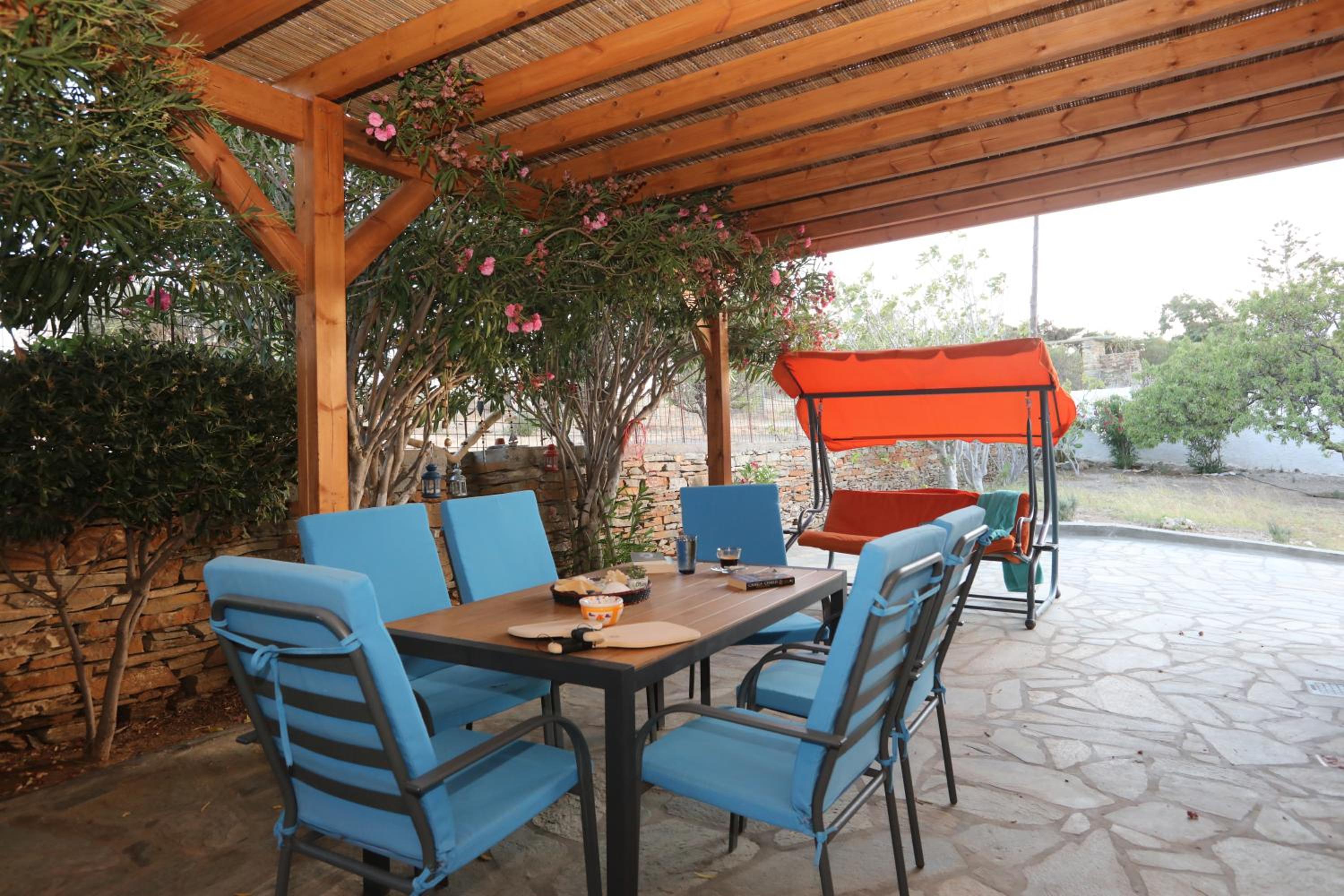 Ruby's summer house with spacious garden and free parking