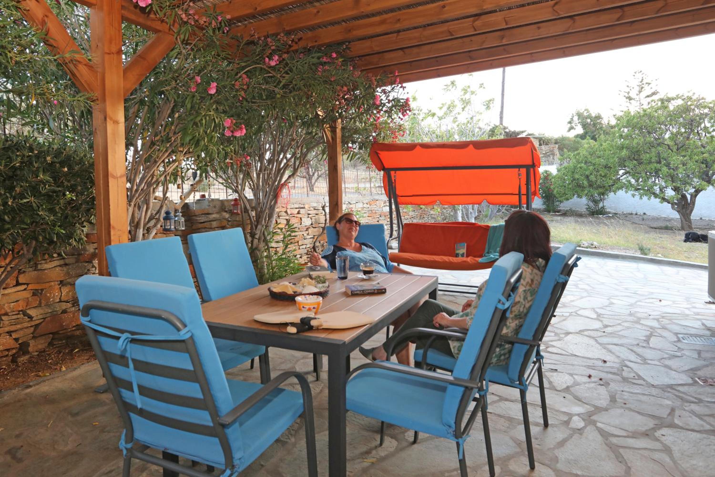 Ruby's summer house with spacious garden and free parking
