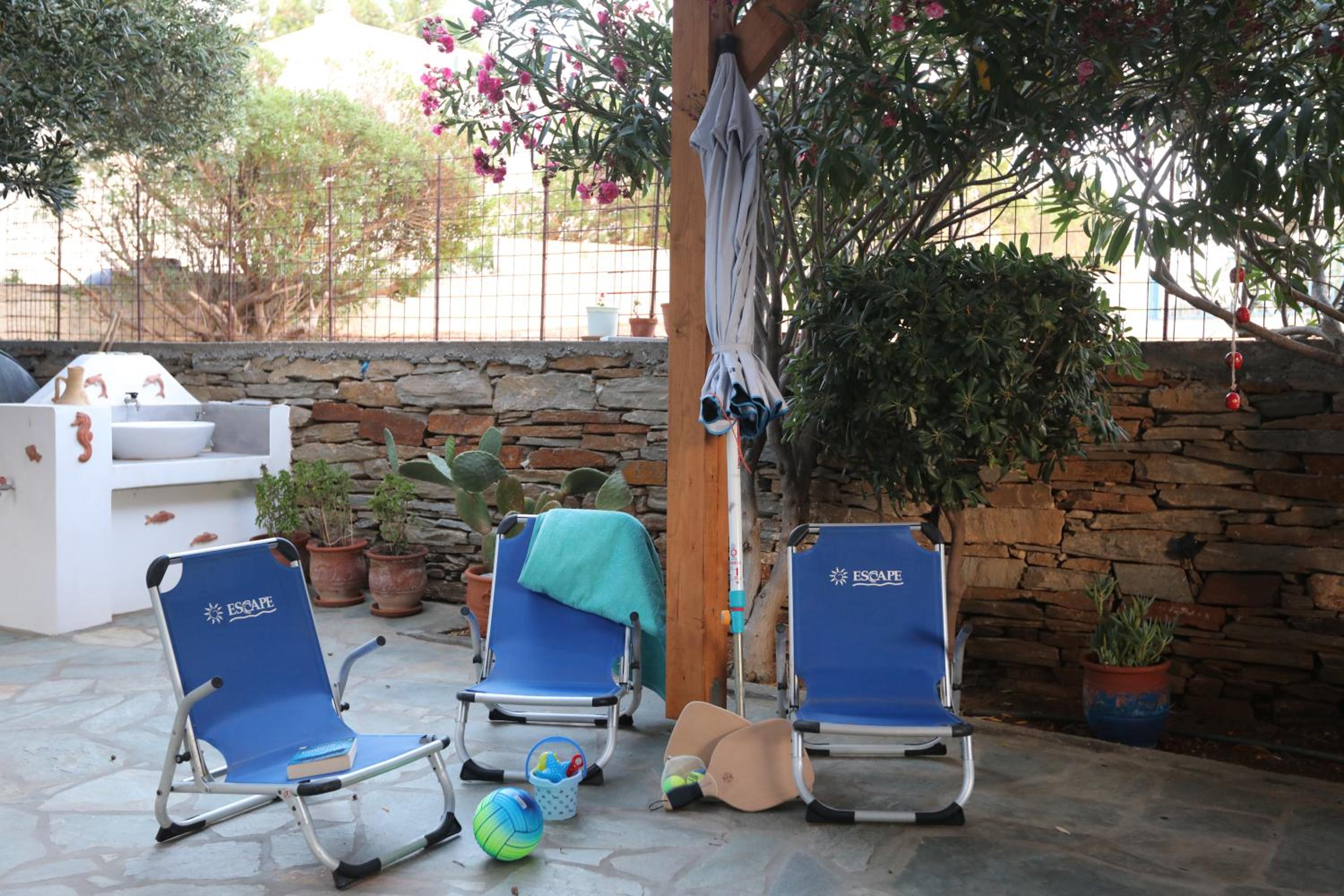 Ruby's summer house with spacious garden and free parking