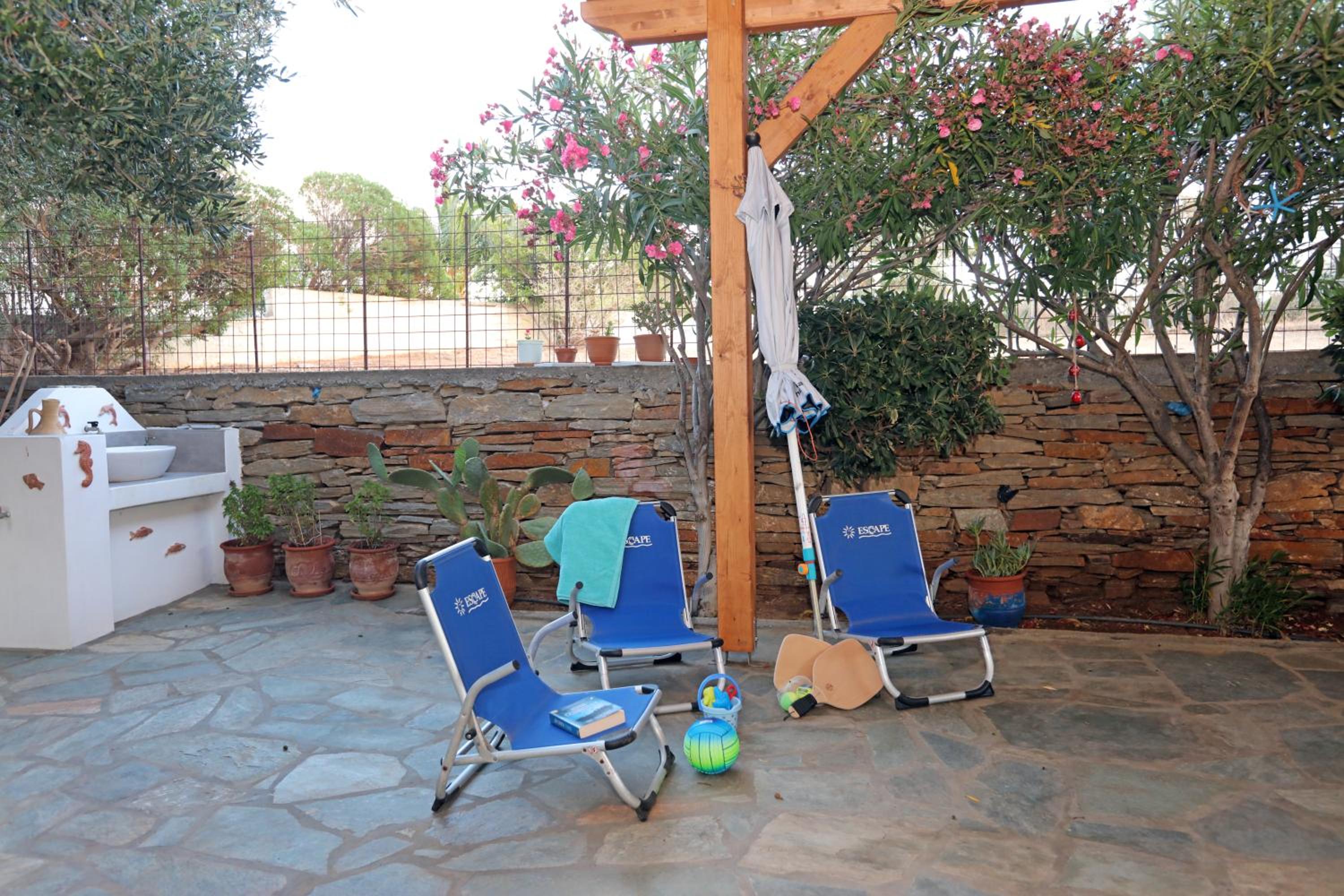 Ruby's summer house with spacious garden and free parking