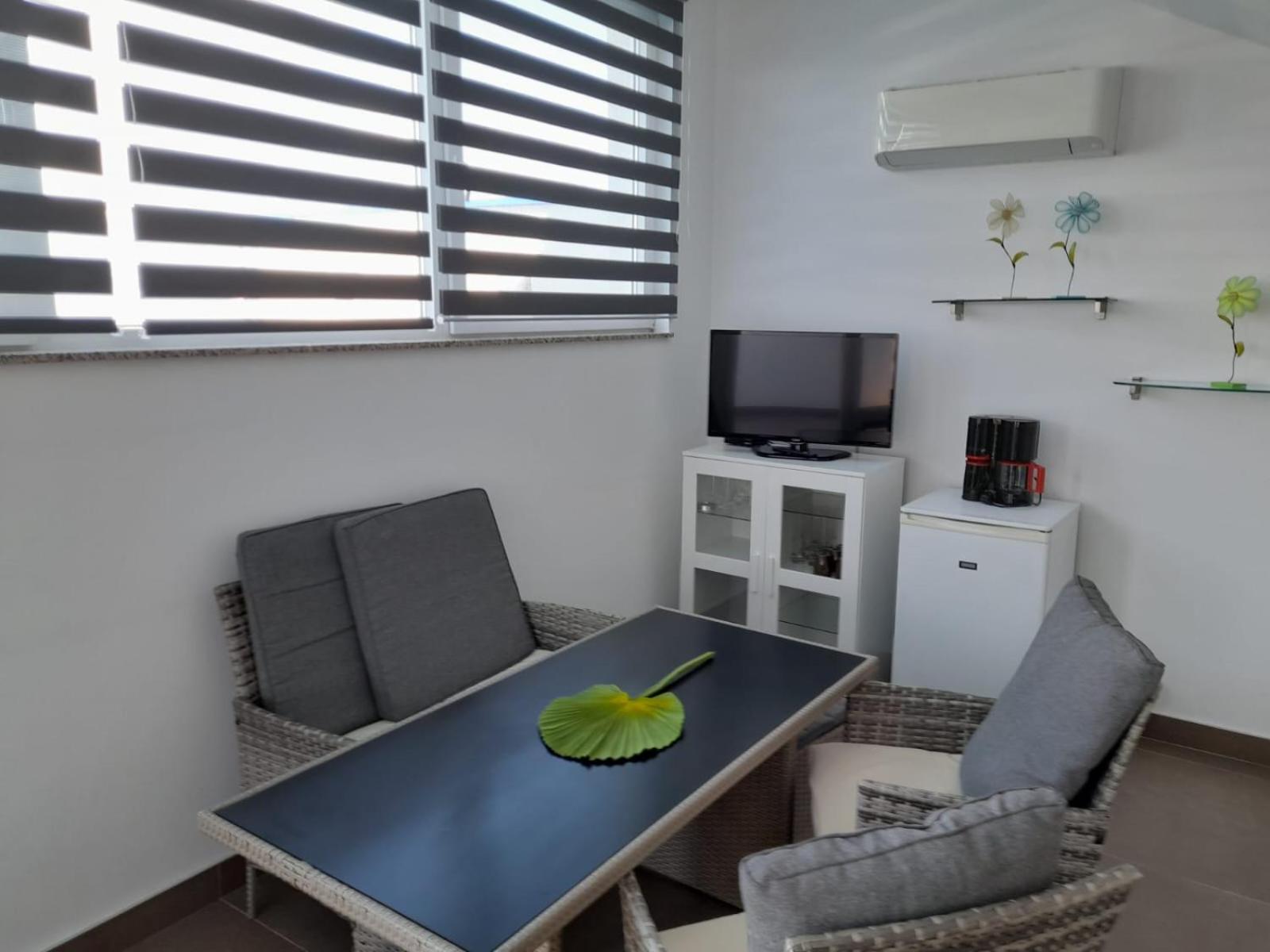 Vera - Luxury Seafront Apartment