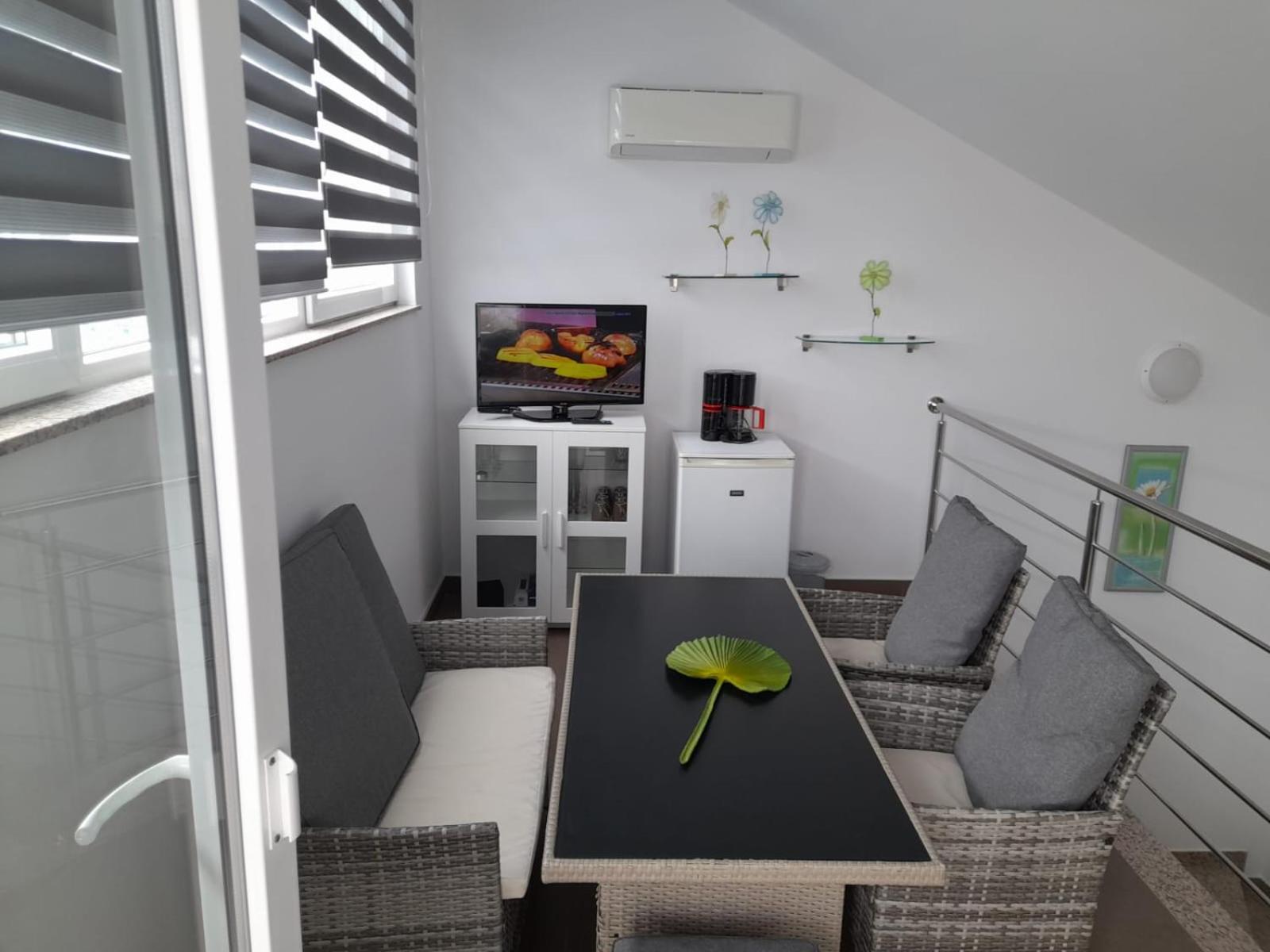 Vera - Luxury Seafront Apartment