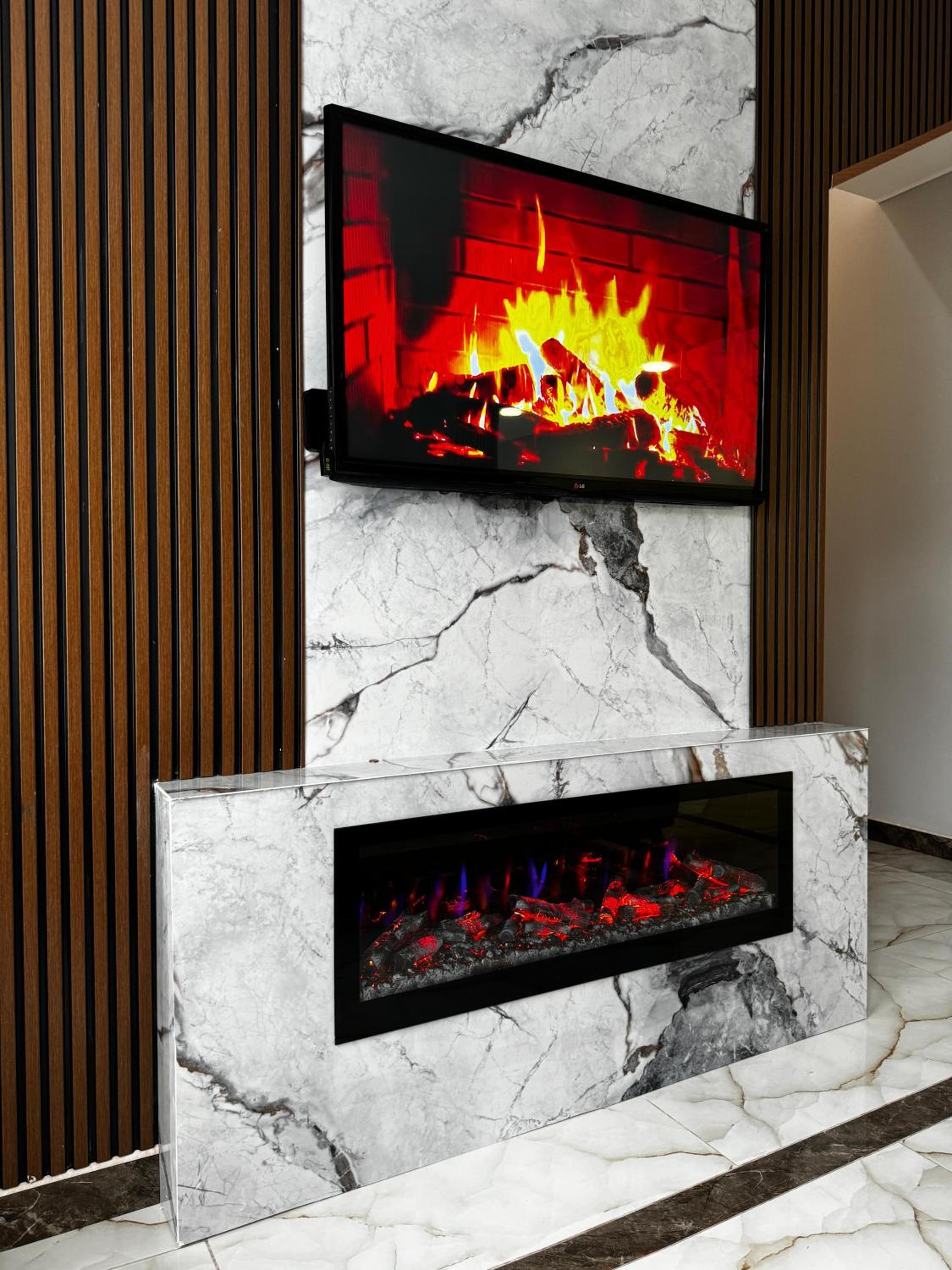 Luxury Milan Mountain Ponoramic Villa, indoor heated pool and jacuzzi with mountain view